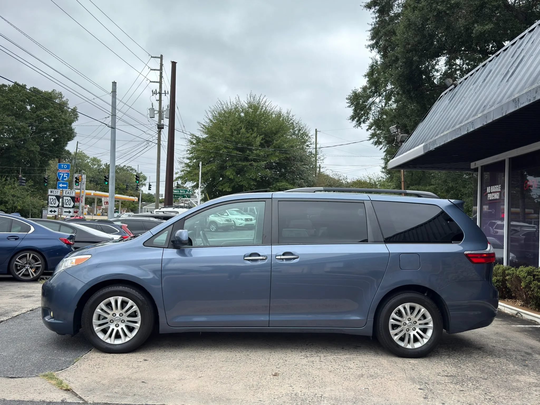Used 2017 Toyota Sienna XLE Premium FWD image 9