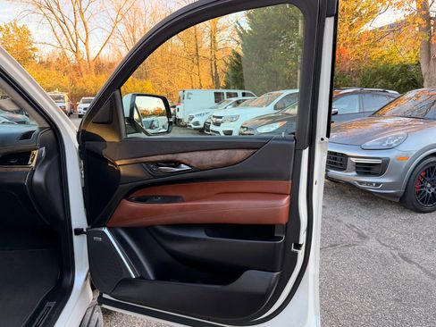Used 2015 Cadillac Escalade ESV Luxury image 30