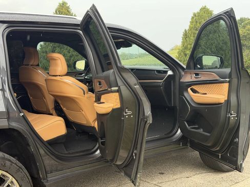 Used 2022 Jeep Grand Cherokee Summit w/ Luxury Tech Group V AWD/4WD image 15