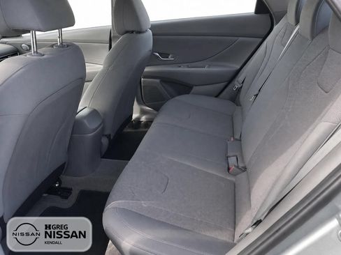 Used 2022 Hyundai Elantra SE FWD image 9