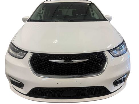 Used 2022 Chrysler Pacifica Touring-L FWD image 3