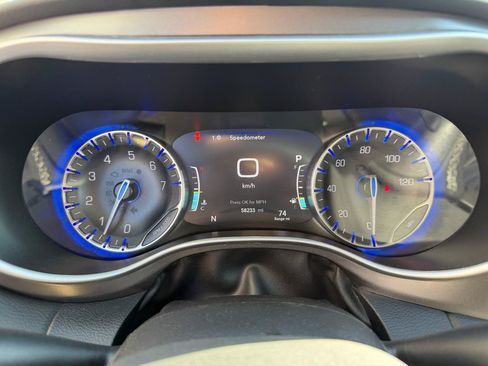 Used 2024 Chrysler Pacifica Touring-L FWD image 26