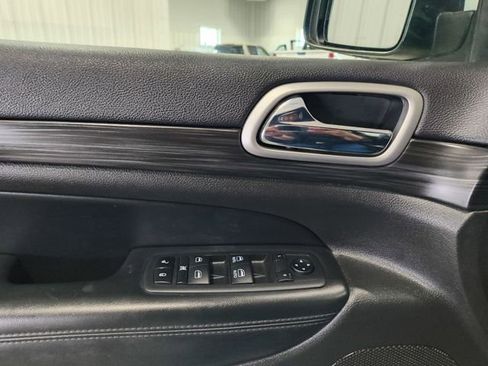 Used 2019 Jeep Grand Cherokee Altitude AWD/4WD image 21