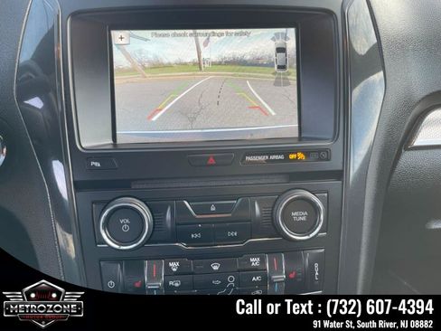 Used 2018 Ford Explorer XLT w/ Equipment Group 202A AWD/4WD image 17