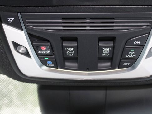Used 2025 Acura RDX SH-AWD image 33