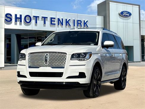 Used 2024 Lincoln Navigator Reserve image 3