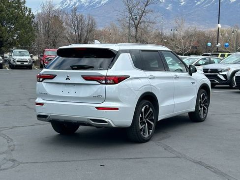Used 2025 Mitsubishi Outlander 4WD Plug-In Hybrid image 3