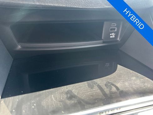 Used 2024 Chrysler Pacifica Premium FWD image 19