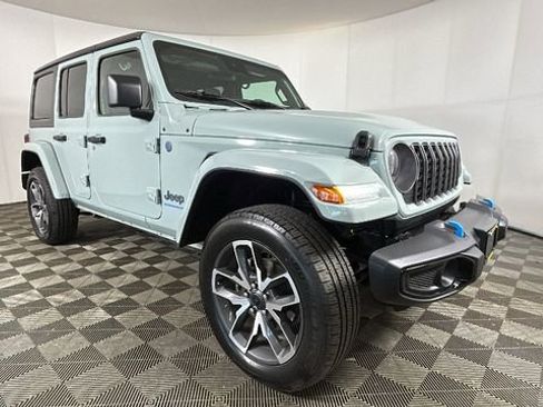 Used 2024 Jeep Wrangler Unlimited w/ Convenience Group AWD/4WD image 2
