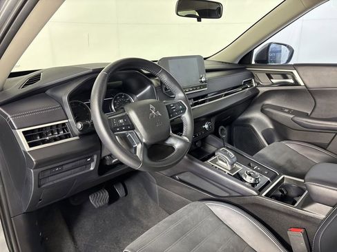 Used 2024 Mitsubishi Outlander SE image 15