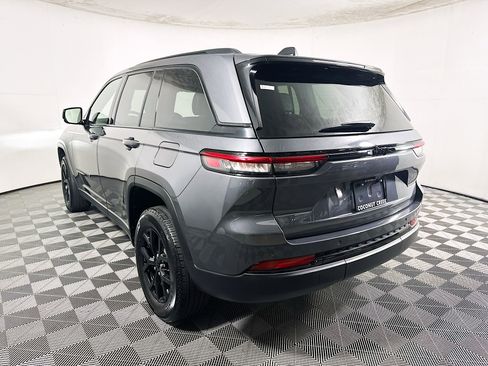 Used 2024 Jeep Grand Cherokee Altitude RWD image 5