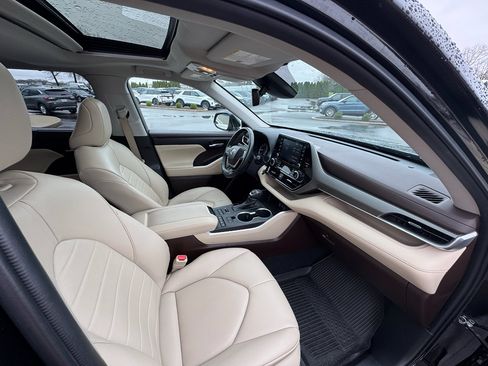 Used 2022 Toyota Highlander XLE image 12