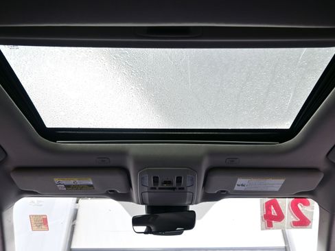 Used 2024 Toyota Highlander XLE AWD/4WD image 19