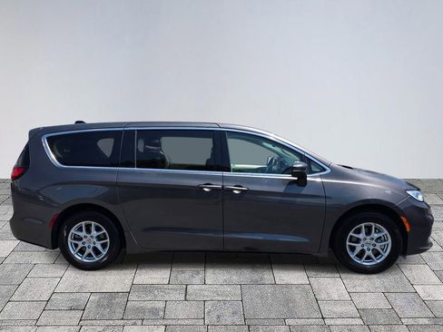 Used 2023 Chrysler Pacifica Touring-L FWD image 8
