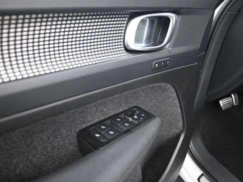 Used 2022 Volvo XC40 T5 R-Design image 78