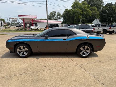 Used 2020 Dodge Challenger SXT RWD image 2