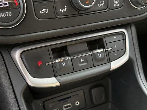 Used 2024 GMC Terrain SLT FWD image 19