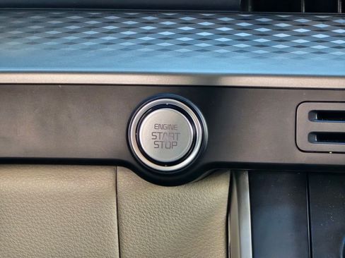 Used 2024 Kia Carnival LX image 34