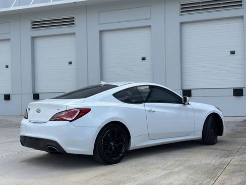 Used 2015 Hyundai Genesis 3.8 image 12