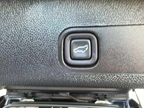 Used 2011 GMC Yukon Denali image 26