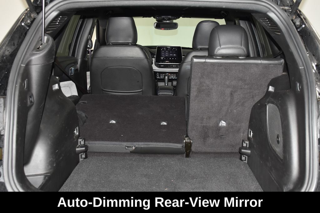 Used 2025 Jeep Compass Latitude w/ Sun & Sound Group AWD/4WD image 30
