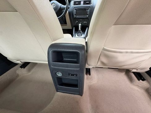 Used 2011 Volkswagen Jetta SE FWD image 15
