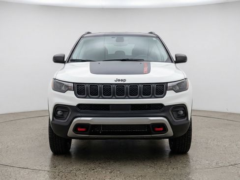 Used 2025 Jeep Compass Trailhawk image 2