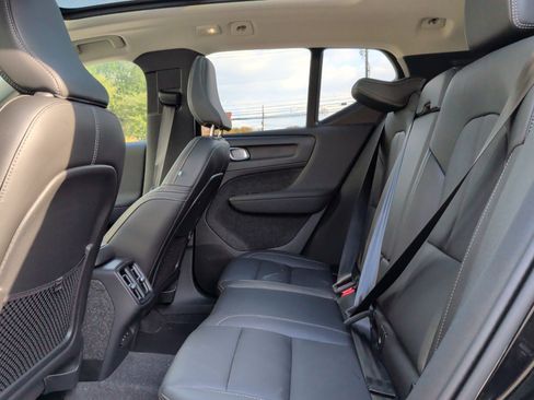 Used 2025 Volvo XC40 B5 Core image 18