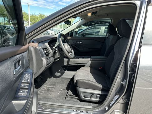 Used 2022 Nissan Rogue SV FWD image 2
