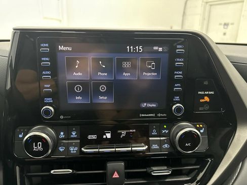 Used 2022 Toyota Highlander XLE AWD/4WD image 19