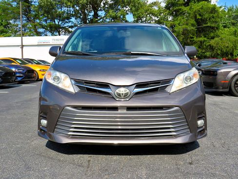 Used 2018 Toyota Sienna XLE image 4