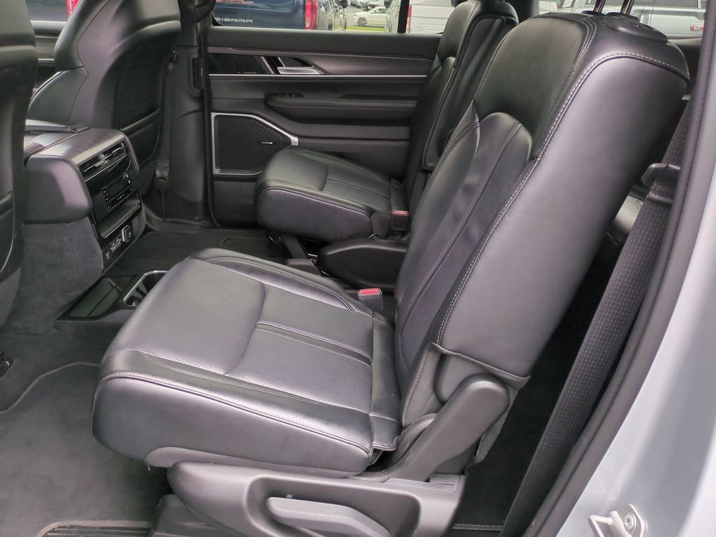 Used 2024 Jeep Wagoneer Series III AWD/4WD image 17