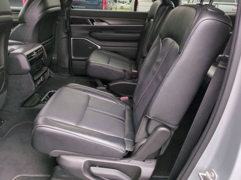 Used 2024 Jeep Wagoneer Series III AWD/4WD image 17