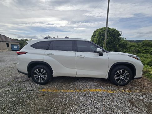 Used 2021 Toyota Highlander XLE AWD/4WD image 4