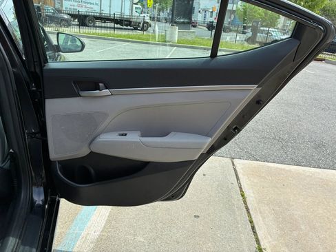 Used 2017 Hyundai Elantra SE w/ Cargo Package FWD image 15