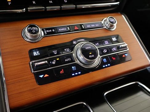 Used 2020 Lincoln Aviator Reserve w/ Equipment Group 202A image 8