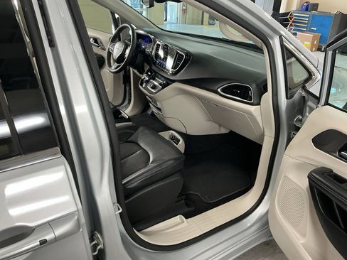 Used 2024 Chrysler Pacifica Touring-L FWD image 16