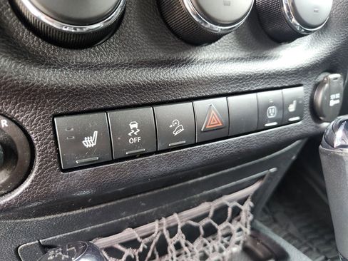 Used 2016 Jeep Wrangler Unlimited Sahara image 37