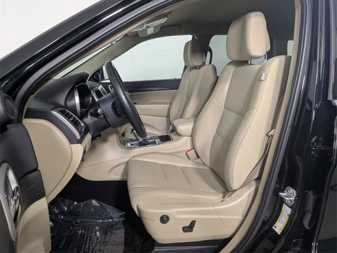 Used 2019 Jeep Grand Cherokee Laredo image 12