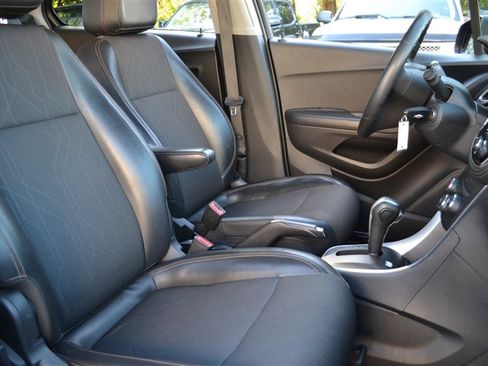 Used 2021 Chevrolet Trax LT image 30