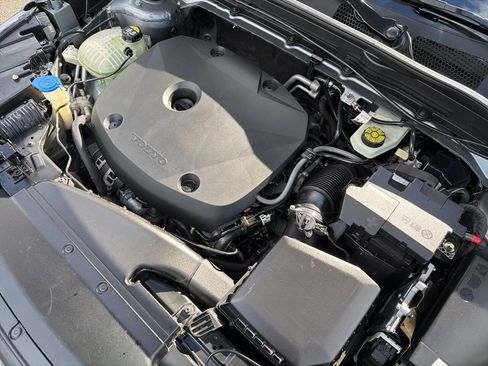 Used 2019 Volvo XC40 T5 Momentum image 14