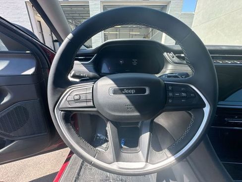 Used 2023 Jeep Grand Cherokee Laredo AWD/4WD image 16