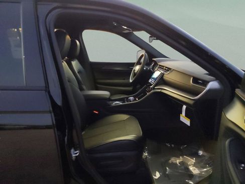 New 2025 Jeep Grand Cherokee Altitude RWD image 24