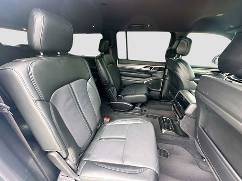 Used 2025 Jeep Wagoneer Series II image 31