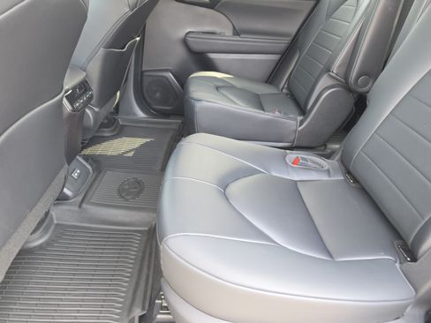 Used 2023 Toyota Highlander XLE FWD image 10