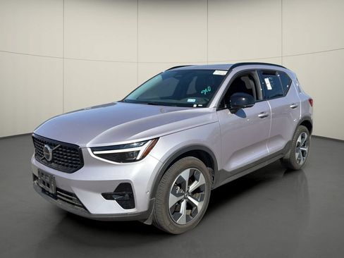 Used 2026 Volvo XC40 B5 Plus AWD/4WD image 3