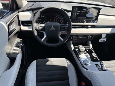 New 2025 Mitsubishi Outlander SE image 10