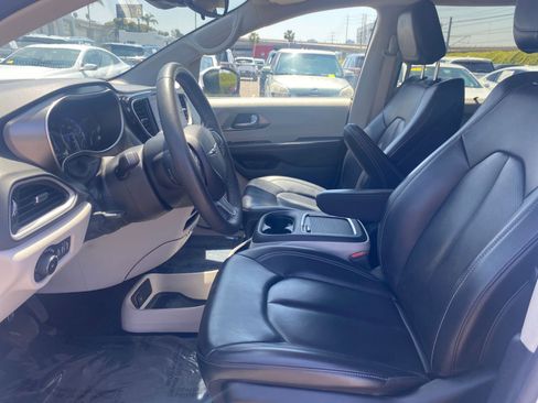 Used 2023 Chrysler Pacifica Touring-L image 27