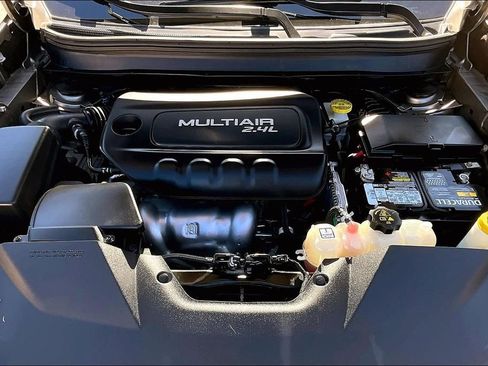 Used 2019 Jeep Cherokee Latitude w/ Cold Weather Group image 10