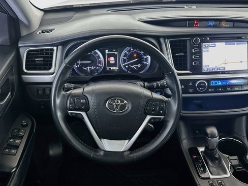 Used 2018 Toyota Highlander SE FWD image 18